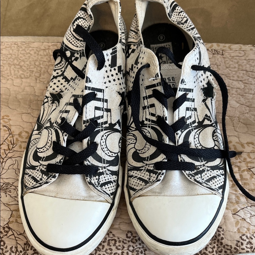 Black and White CONVERSE One Star Doodle Graffiti  Size 8
